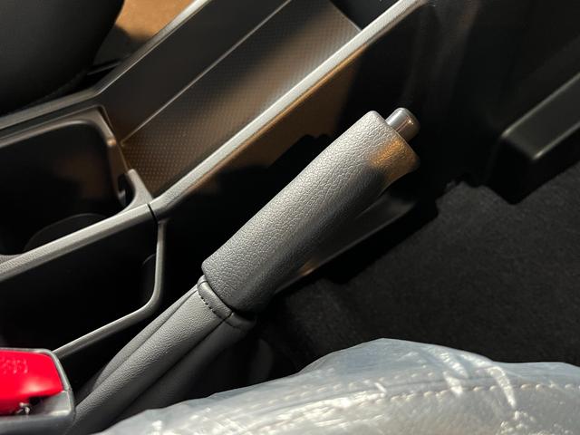 ランドクルーザー７０ ＡＸ　【内装ブラック】　丸目ヘッドライト　バックモニター内臓インナーミラー　電動デフロック　　背面タイヤ　リモコンキー　　ヒルスタートアシストコントロール　ダウンヒルスタートコントロール　純正１６インチＡＷ（61枚目）