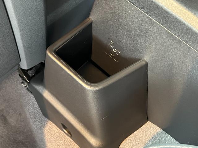 ランドクルーザー７０ ＡＸ　【内装ブラック】　丸目ヘッドライト　バックモニター内臓インナーミラー　電動デフロック　　背面タイヤ　リモコンキー　　ヒルスタートアシストコントロール　ダウンヒルスタートコントロール　純正１６インチＡＷ（64枚目）