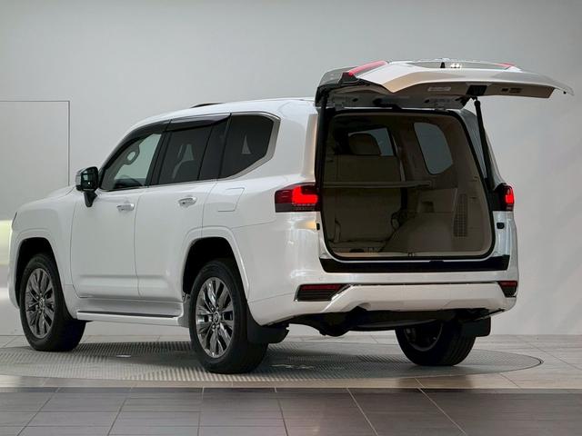 ランドクルーザー ＺＸ　【ディーゼル車】　　内装ベージュ　１２．３インチＪＢＬプレミアムサウンド　リアエンターテイメントシステム　クールボックス　電動デフロック　ルーフレールシルバー　寒冷地仕様　ＰＶＭ　ＢＳＭ　純正２０ＡＷ（14枚目）