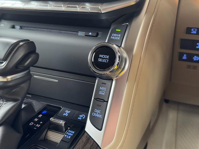 ランドクルーザー ＺＸ　【ディーゼル車】　　内装ベージュ　１２．３インチＪＢＬプレミアムサウンド　リアエンターテイメントシステム　クールボックス　電動デフロック　ルーフレールシルバー　寒冷地仕様　ＰＶＭ　ＢＳＭ　純正２０ＡＷ（57枚目）