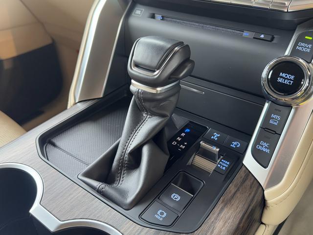 ランドクルーザー ＺＸ　【ディーゼル車】　　内装ベージュ　１２．３インチＪＢＬプレミアムサウンド　リアエンターテイメントシステム　クールボックス　電動デフロック　ルーフレールシルバー　寒冷地仕様　ＰＶＭ　ＢＳＭ　純正２０ＡＷ（60枚目）