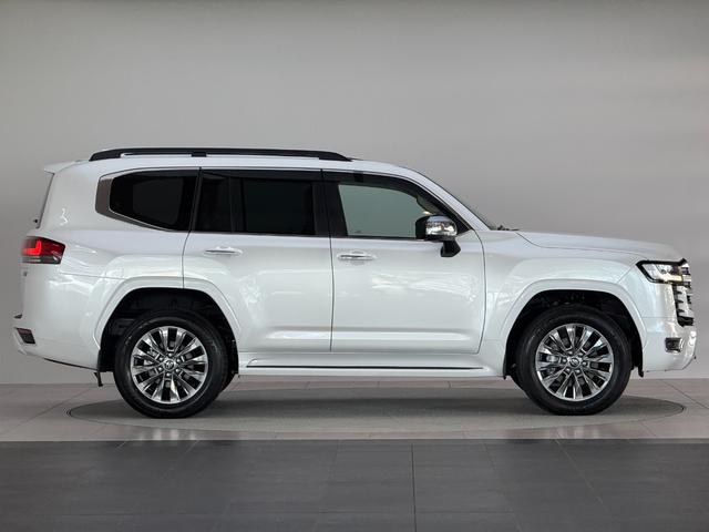 ランドクルーザー ＺＸ　【改良型モデル】　内装ベージュ　１２．３インチＪＢＬプレミアムサウンド　ブラックルーフレール　ムーンルーフ　パノラミックビューモニター　ブラインドスポットモニター　ＥＴＣ２．０　ＨＤＭＩ　純正２０ＡＷ（7枚目）