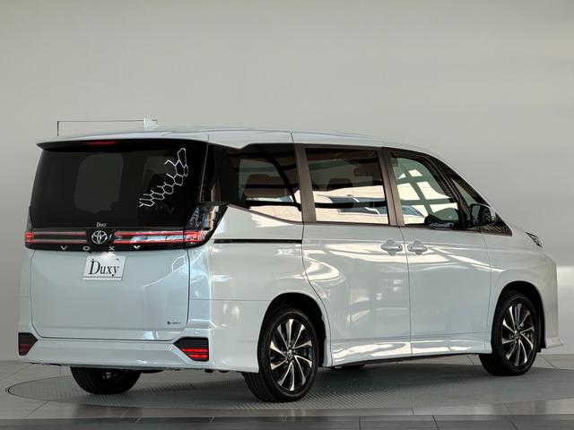 ヴォクシー ハイブリッドＳ－Ｚ　【改モデル】　１０．５インチコネクトナビ　３眼ＬＥＤヘッドライト　ユニバーサルスッテプ　トヨタチームメイト　快適利便パッケージＨＩ　ＰＶＭ　ＢＳＭ　ヘッドアップディスプレイ　寒冷地　純正インチ１７ＡＷ（11枚目）