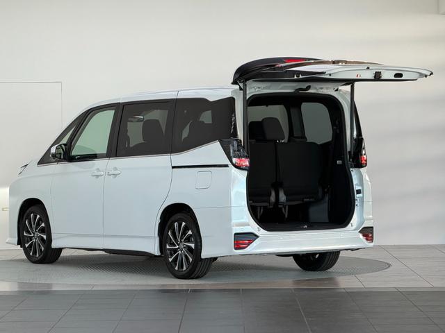 ヴォクシー ハイブリッドＳ－Ｚ　【改モデル】　１０．５インチコネクトナビ　３眼ＬＥＤヘッドライト　ユニバーサルスッテプ　トヨタチームメイト　快適利便パッケージＨＩ　ＰＶＭ　ＢＳＭ　ヘッドアップディスプレイ　寒冷地　純正インチ１７ＡＷ（16枚目）