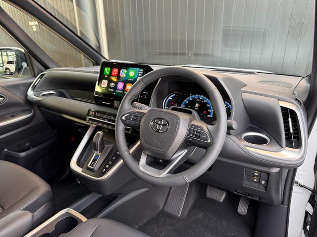 ヴォクシー ハイブリッドＳ－Ｚ　【改モデル】　１０．５インチコネクトナビ　３眼ＬＥＤヘッドライト　ユニバーサルスッテプ　トヨタチームメイト　快適利便パッケージＨＩ　ＰＶＭ　ＢＳＭ　ヘッドアップディスプレイ　寒冷地　純正インチ１７ＡＷ（43枚目）