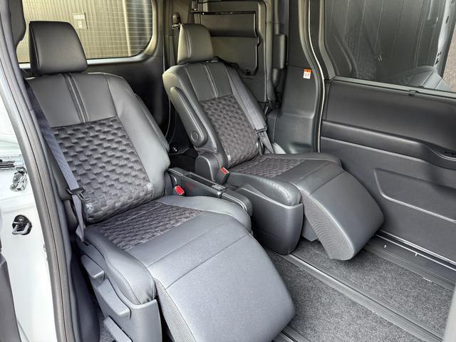 ヴォクシー ハイブリッドＳ－Ｚ　【改モデル】　１０．５インチコネクトナビ　３眼ＬＥＤヘッドライト　ユニバーサルスッテプ　トヨタチームメイト　快適利便パッケージＨＩ　ＰＶＭ　ＢＳＭ　ヘッドアップディスプレイ　寒冷地　純正インチ１７ＡＷ（46枚目）