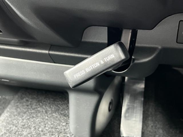 ハイエースバン 【純正ナビ付き】 デジタルインナーミラー パノラミックビューモニター対応 両側電動パワースライドドア LEDヘッドライト アクセサリーコンセント プッシュスタート 寒冷地 ETC 純正15インチAW(62枚目)