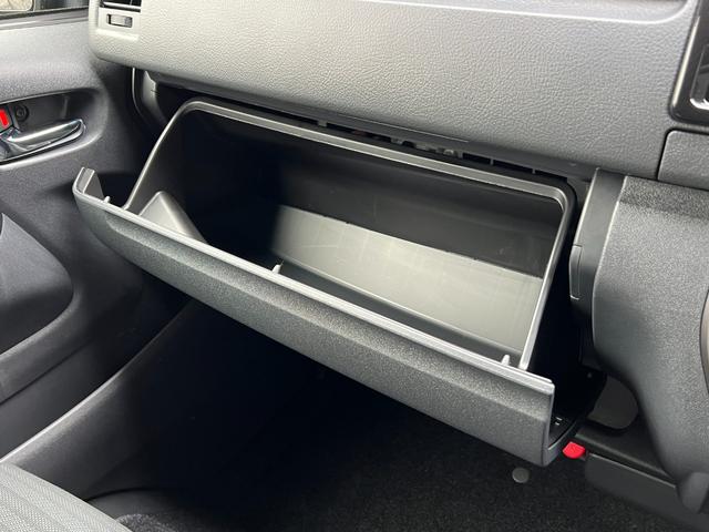 ハイエースバン 【純正ナビ付き】 デジタルインナーミラー パノラミックビューモニター対応 両側電動パワースライドドア LEDヘッドライト アクセサリーコンセント プッシュスタート 寒冷地 ETC 純正15インチAW(66枚目)