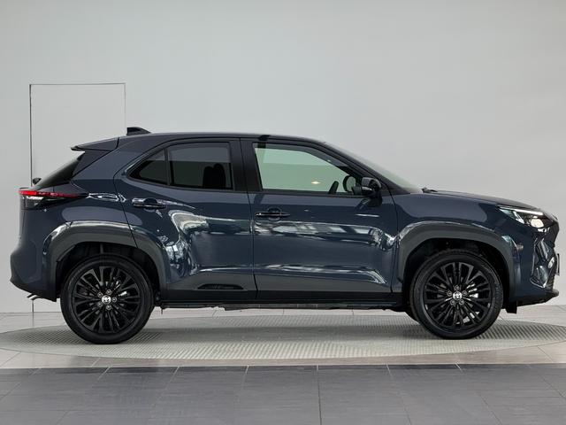 ヤリスクロス ハイブリッドＺ　ウルバーノ　【内装ブラック】　８インチコネクトテットナビ　パノラミックビューモニタ－　ブラインドスポットモニター　ステアリングヒーター　シートヒーター　アクセサリーコンセント　ＨＤＭＩ入力端子　純正１８インチＡＷ（7枚目）