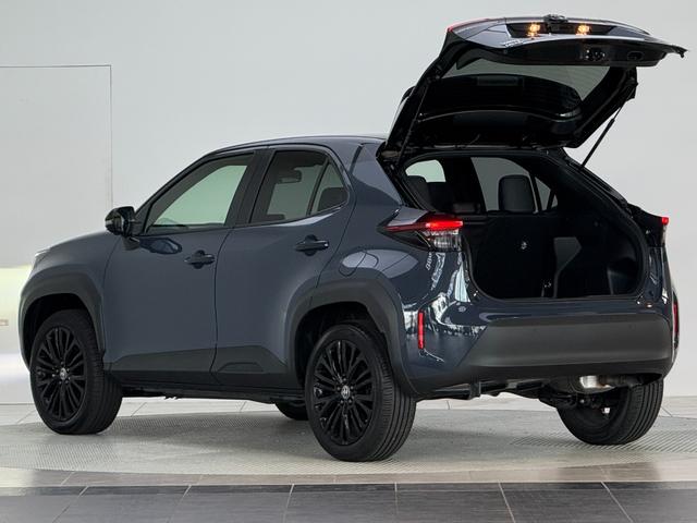 ヤリスクロス ハイブリッドＺ　ウルバーノ　【内装ブラック】　８インチコネクトテットナビ　パノラミックビューモニタ－　ブラインドスポットモニター　ステアリングヒーター　シートヒーター　アクセサリーコンセント　ＨＤＭＩ入力端子　純正１８インチＡＷ（16枚目）