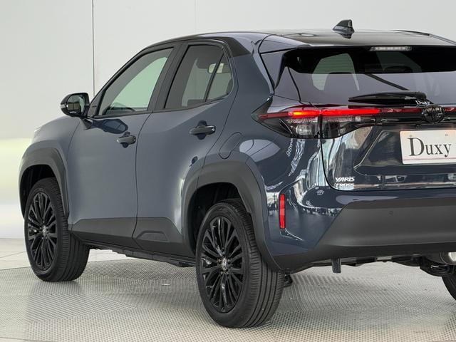 ヤリスクロス ハイブリッドＺ　ウルバーノ　【内装ブラック】　８インチコネクトテットナビ　パノラミックビューモニタ－　ブラインドスポットモニター　ステアリングヒーター　シートヒーター　アクセサリーコンセント　ＨＤＭＩ入力端子　純正１８インチＡＷ（33枚目）