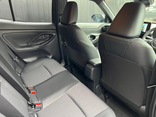 ヤリスクロス ハイブリッドＺ　ウルバーノ　【内装ブラック】　８インチコネクトテットナビ　パノラミックビューモニタ－　ブラインドスポットモニター　ステアリングヒーター　シートヒーター　アクセサリーコンセント　ＨＤＭＩ入力端子　純正１８インチＡＷ（43枚目）