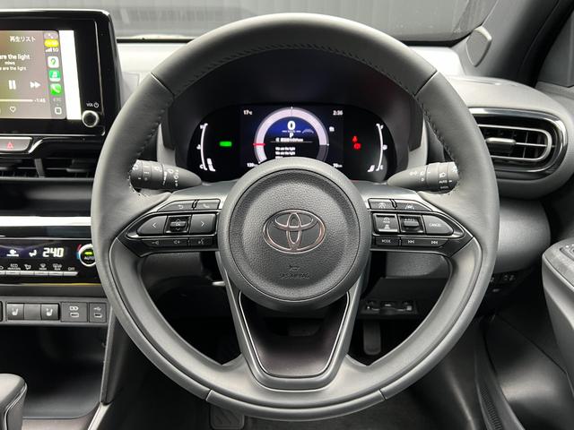 ヤリスクロス ハイブリッドＺ　ウルバーノ　【内装ブラック】　８インチコネクトテットナビ　パノラミックビューモニタ－　ブラインドスポットモニター　ステアリングヒーター　シートヒーター　アクセサリーコンセント　ＨＤＭＩ入力端子　純正１８インチＡＷ（49枚目）