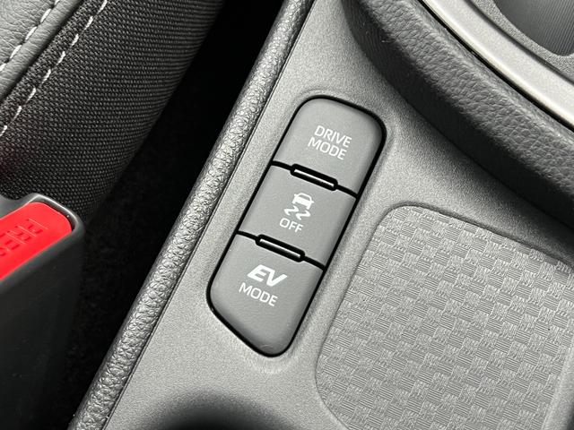 ヤリスクロス ハイブリッドＺ　ウルバーノ　【内装ブラック】　８インチコネクトテットナビ　パノラミックビューモニタ－　ブラインドスポットモニター　ステアリングヒーター　シートヒーター　アクセサリーコンセント　ＨＤＭＩ入力端子　純正１８インチＡＷ（63枚目）