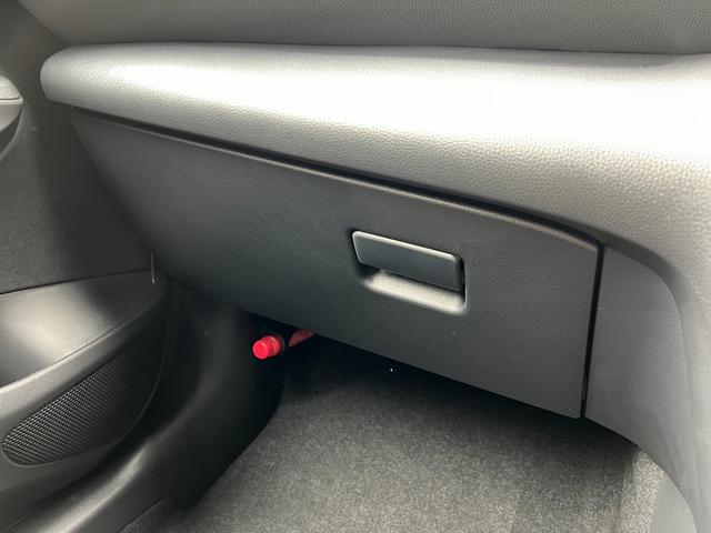 ヤリスクロス ハイブリッドＺ　ウルバーノ　【内装ブラック】　８インチコネクトテットナビ　パノラミックビューモニタ－　ブラインドスポットモニター　ステアリングヒーター　シートヒーター　アクセサリーコンセント　ＨＤＭＩ入力端子　純正１８インチＡＷ（65枚目）