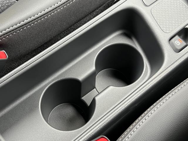 ヤリスクロス ハイブリッドＺ　ウルバーノ　【内装ブラック】　８インチコネクトテットナビ　パノラミックビューモニタ－　ブラインドスポットモニター　ステアリングヒーター　シートヒーター　アクセサリーコンセント　ＨＤＭＩ入力端子　純正１８インチＡＷ（67枚目）