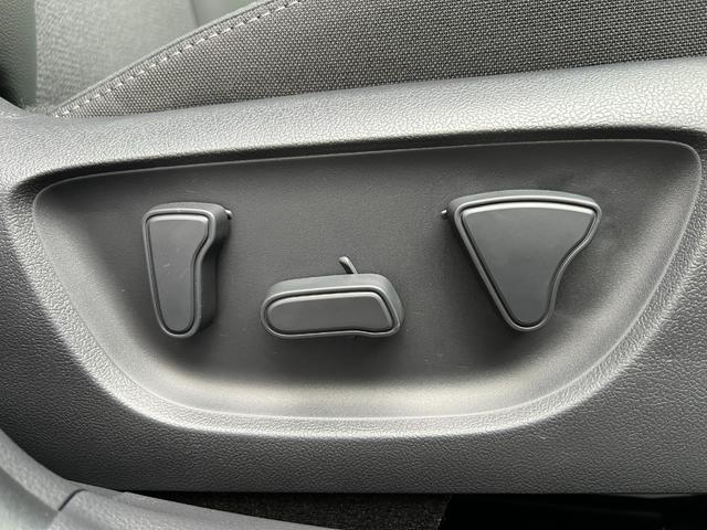 ヤリスクロス ハイブリッドＺ　ウルバーノ　【内装ブラック】　８インチコネクトテットナビ　パノラミックビューモニタ－　ブラインドスポットモニター　ステアリングヒーター　シートヒーター　アクセサリーコンセント　ＨＤＭＩ入力端子　純正１８インチＡＷ（69枚目）