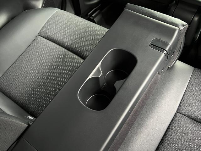 ヤリスクロス ハイブリッドＺ　ウルバーノ　【内装ブラック】　８インチコネクトテットナビ　パノラミックビューモニタ－　ブラインドスポットモニター　ステアリングヒーター　シートヒーター　アクセサリーコンセント　ＨＤＭＩ入力端子　純正１８インチＡＷ（72枚目）