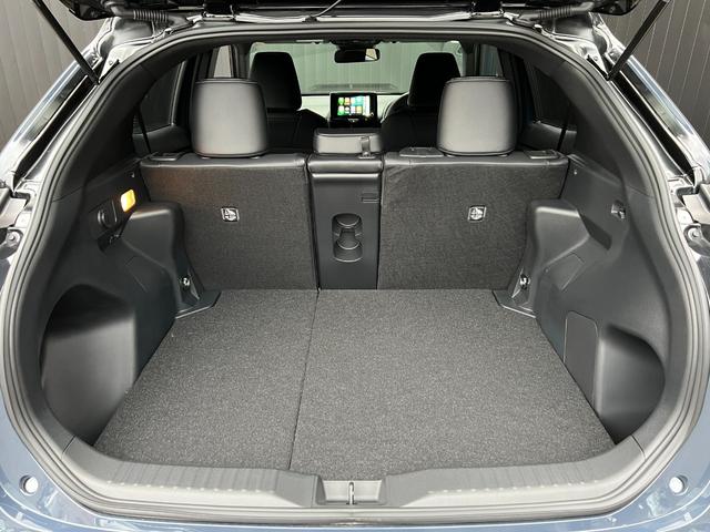 ヤリスクロス ハイブリッドＺ　ウルバーノ　【内装ブラック】　８インチコネクトテットナビ　パノラミックビューモニタ－　ブラインドスポットモニター　ステアリングヒーター　シートヒーター　アクセサリーコンセント　ＨＤＭＩ入力端子　純正１８インチＡＷ（74枚目）