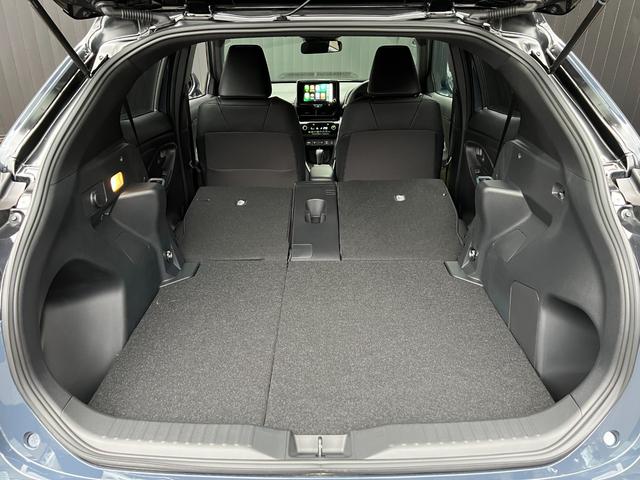 ヤリスクロス ハイブリッドＺ　ウルバーノ　【内装ブラック】　８インチコネクトテットナビ　パノラミックビューモニタ－　ブラインドスポットモニター　ステアリングヒーター　シートヒーター　アクセサリーコンセント　ＨＤＭＩ入力端子　純正１８インチＡＷ（75枚目）