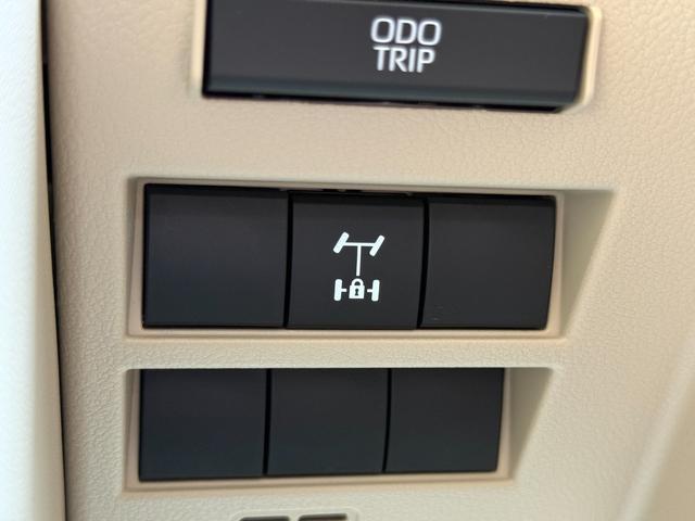 ランドクルーザー ＺＸ　【内装ベージュ×モデリスタエアロ】　１２．３インチＪＢＬプレミアサウンド　リアエンターテイメントシステム　空気圧センサー　クールＢＯＸ　パノラミックビューモニター　デジタルインナーミラー　純正２０ＡＷ（69枚目）