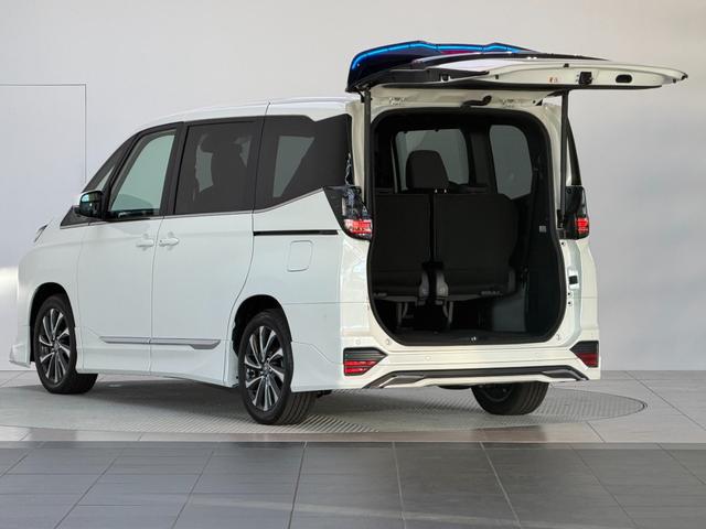 ヴォクシー ハイブリッドＳ－Ｚ　【１３．２インチ後席モニター付】　１０．５インチコネクテットナビ　モデリスタエアロ＋リヤスポイラー＋グリル　ＰＶＭ　ＢＳＭ　快適利便パッケージＨｉ　トヨタチームメイト　アドバンストパーク　純正１７ＡＷ（16枚目）