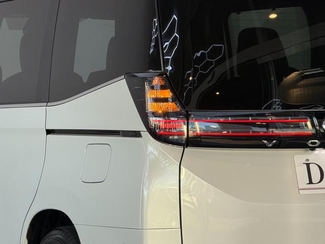 ヴォクシー ハイブリッドＳ－Ｚ　【１３．２インチ後席モニター付】　１０．５インチコネクテットナビ　モデリスタエアロ＋リヤスポイラー＋グリル　ＰＶＭ　ＢＳＭ　快適利便パッケージＨｉ　トヨタチームメイト　アドバンストパーク　純正１７ＡＷ（30枚目）