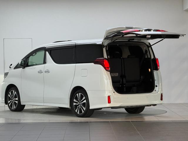 アルファード ２．５Ｓ　Ｃパッケージ　【後席モニター付き】　９型純正ナビ　ツインムーンルーフ　デジタルミラー　フルセグＴＶ　バックカメラ　両側電動スライドドア　ステアリングヒーター　ＥＴＣ　シートメモリー　パワーシート　純正１８インチＡＷ（16枚目）