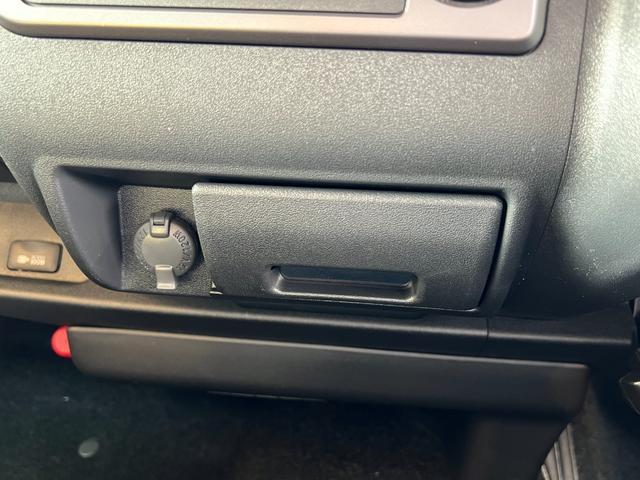 ハイエースバン 　【モデリスタエアロ付＆ディーゼル車】　デジタルインナーミラー　パノラミックビューモニター対応　両側電動パワースライドドア　ＥＴＣ　ＬＥＤヘッドライト　ＡＣ１００Ｖ　プッシュスタート　純正１５インチＡＷ（56枚目）