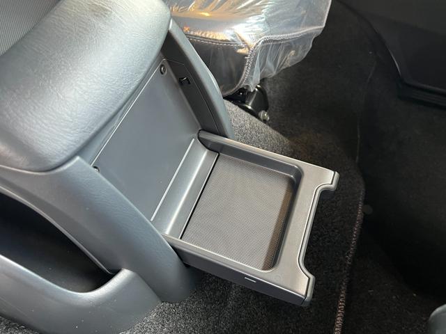 ハイエースバン 　【モデリスタエアロ付＆ディーゼル車】　デジタルインナーミラー　パノラミックビューモニター対応　両側電動パワースライドドア　ＥＴＣ　ＬＥＤヘッドライト　ＡＣ１００Ｖ　プッシュスタート　純正１５インチＡＷ（64枚目）