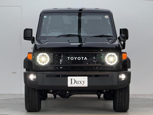 ランドクルーザー７０ ＡＸ　【内装ブラック】　丸目ヘッドライト　バックモニター内臓インナーミラー　電動デフロック　　背面タイヤ　リモコンキー　　ヒルスタートアシストコントロール　ダウンヒルスタートコントロール　純正１６インチＡＷ（4枚目）