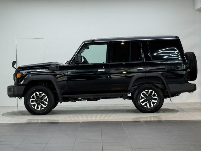 ランドクルーザー７０ ＡＸ　【内装ブラック】　丸目ヘッドライト　バックモニター内臓インナーミラー　電動デフロック　　背面タイヤ　リモコンキー　　ヒルスタートアシストコントロール　ダウンヒルスタートコントロール　純正１６インチＡＷ（6枚目）