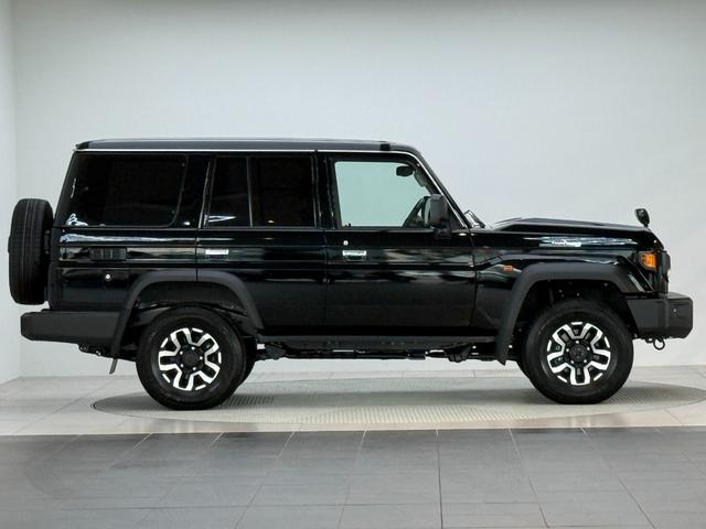 ランドクルーザー７０ ＡＸ　【内装ブラック】　丸目ヘッドライト　バックモニター内臓インナーミラー　電動デフロック　　背面タイヤ　リモコンキー　　ヒルスタートアシストコントロール　ダウンヒルスタートコントロール　純正１６インチＡＷ（7枚目）