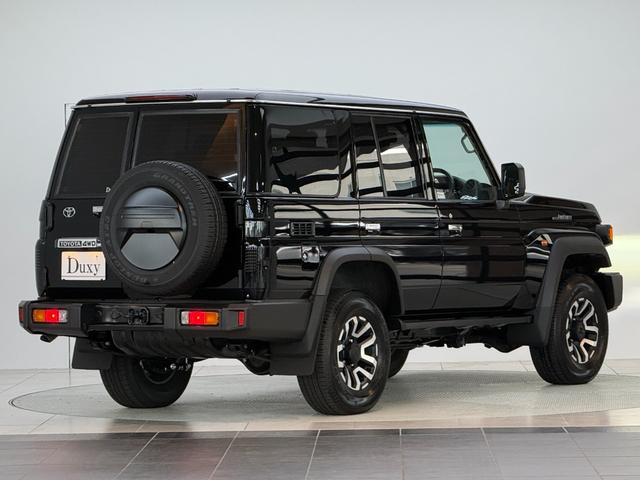 ランドクルーザー７０ ＡＸ　【内装ブラック】　丸目ヘッドライト　バックモニター内臓インナーミラー　電動デフロック　　背面タイヤ　リモコンキー　　ヒルスタートアシストコントロール　ダウンヒルスタートコントロール　純正１６インチＡＷ（11枚目）