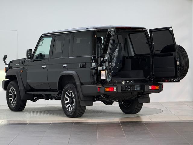 ランドクルーザー７０ ＡＸ　【内装ブラック】　丸目ヘッドライト　バックモニター内臓インナーミラー　電動デフロック　　背面タイヤ　リモコンキー　　ヒルスタートアシストコントロール　ダウンヒルスタートコントロール　純正１６インチＡＷ（16枚目）