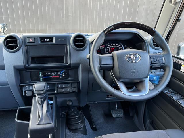 ランドクルーザー７０ ＡＸ　【内装ブラック】　丸目ヘッドライト　バックモニター内臓インナーミラー　電動デフロック　　背面タイヤ　リモコンキー　　ヒルスタートアシストコントロール　ダウンヒルスタートコントロール　純正１６インチＡＷ（41枚目）