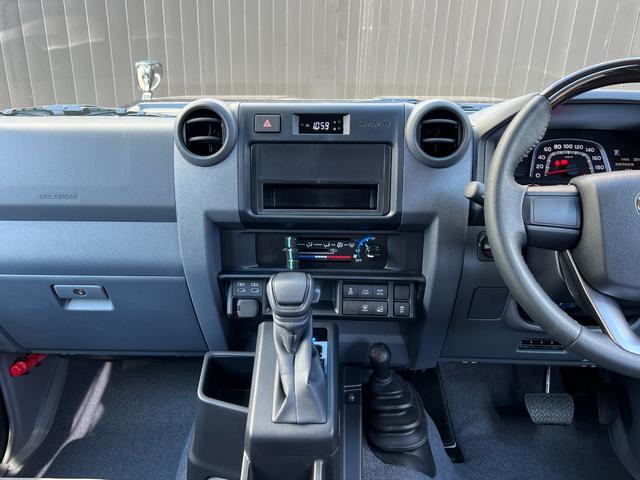 ランドクルーザー７０ ＡＸ　【内装ブラック】　丸目ヘッドライト　バックモニター内臓インナーミラー　電動デフロック　　背面タイヤ　リモコンキー　　ヒルスタートアシストコントロール　ダウンヒルスタートコントロール　純正１６インチＡＷ（42枚目）