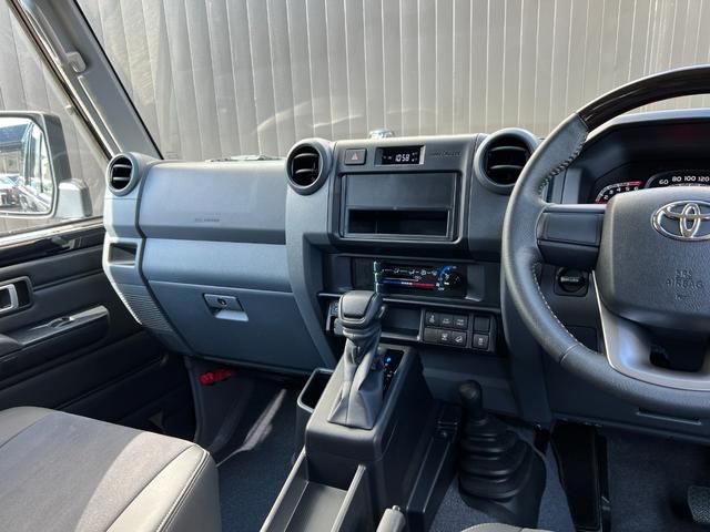 ランドクルーザー７０ ＡＸ　【内装ブラック】　丸目ヘッドライト　バックモニター内臓インナーミラー　電動デフロック　　背面タイヤ　リモコンキー　　ヒルスタートアシストコントロール　ダウンヒルスタートコントロール　純正１６インチＡＷ（43枚目）