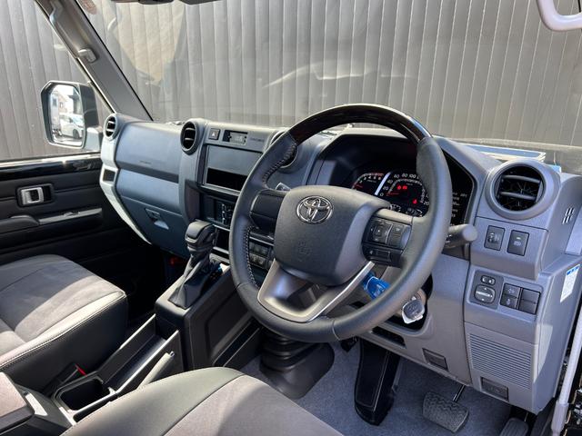 ランドクルーザー７０ ＡＸ　【内装ブラック】　丸目ヘッドライト　バックモニター内臓インナーミラー　電動デフロック　　背面タイヤ　リモコンキー　　ヒルスタートアシストコントロール　ダウンヒルスタートコントロール　純正１６インチＡＷ（45枚目）