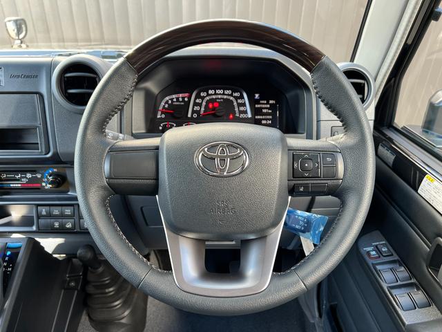 ランドクルーザー７０ ＡＸ　【内装ブラック】　丸目ヘッドライト　バックモニター内臓インナーミラー　電動デフロック　　背面タイヤ　リモコンキー　　ヒルスタートアシストコントロール　ダウンヒルスタートコントロール　純正１６インチＡＷ（51枚目）