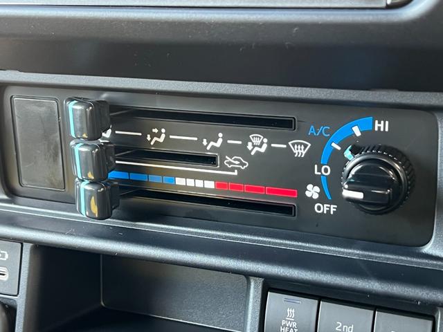 ランドクルーザー７０ ＡＸ　【内装ブラック】　丸目ヘッドライト　バックモニター内臓インナーミラー　電動デフロック　　背面タイヤ　リモコンキー　　ヒルスタートアシストコントロール　ダウンヒルスタートコントロール　純正１６インチＡＷ（57枚目）