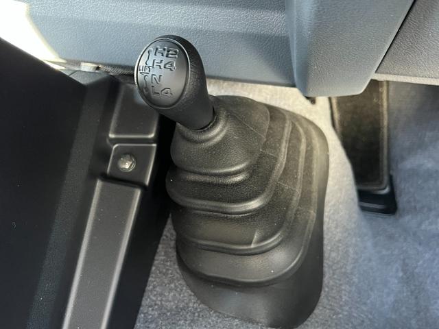 ランドクルーザー７０ ＡＸ　【内装ブラック】　丸目ヘッドライト　バックモニター内臓インナーミラー　電動デフロック　　背面タイヤ　リモコンキー　　ヒルスタートアシストコントロール　ダウンヒルスタートコントロール　純正１６インチＡＷ（61枚目）