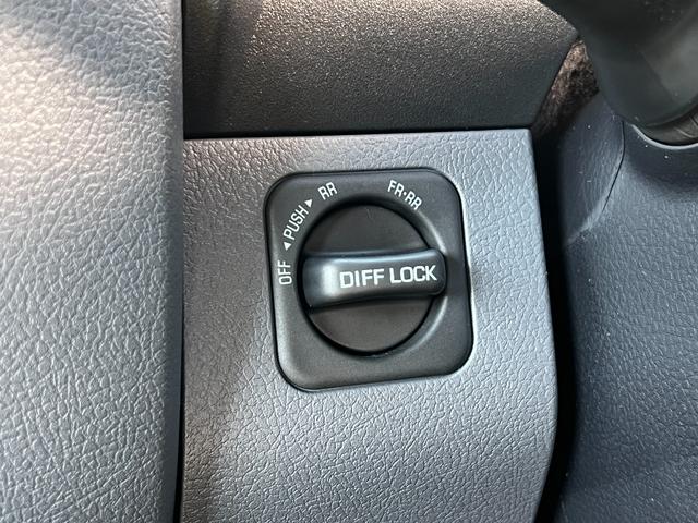 ランドクルーザー７０ ＡＸ　【内装ブラック】　丸目ヘッドライト　バックモニター内臓インナーミラー　電動デフロック　　背面タイヤ　リモコンキー　　ヒルスタートアシストコントロール　ダウンヒルスタートコントロール　純正１６インチＡＷ（62枚目）