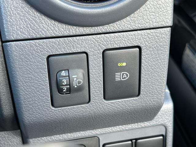 ランドクルーザー７０ ＡＸ　【内装ブラック】　丸目ヘッドライト　バックモニター内臓インナーミラー　電動デフロック　　背面タイヤ　リモコンキー　　ヒルスタートアシストコントロール　ダウンヒルスタートコントロール　純正１６インチＡＷ（63枚目）