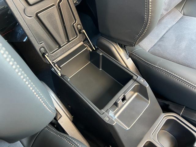 ランドクルーザー７０ ＡＸ　【内装ブラック】　丸目ヘッドライト　バックモニター内臓インナーミラー　電動デフロック　　背面タイヤ　リモコンキー　　ヒルスタートアシストコントロール　ダウンヒルスタートコントロール　純正１６インチＡＷ（67枚目）