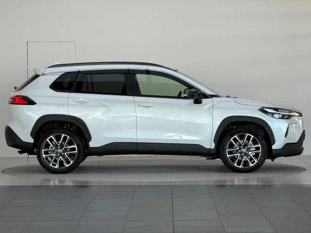 カローラクロス ハイブリッド　Ｚ　【パノラマルーフ＆置くだけ充電】　１０．５インチコネクトナビ　アダプティブハイビーム　パノラミックビューモニター　ブラインドスポットモニター　ステアリングヒーター　アクセサリーコンセント　純正１８ＡＷ（7枚目）