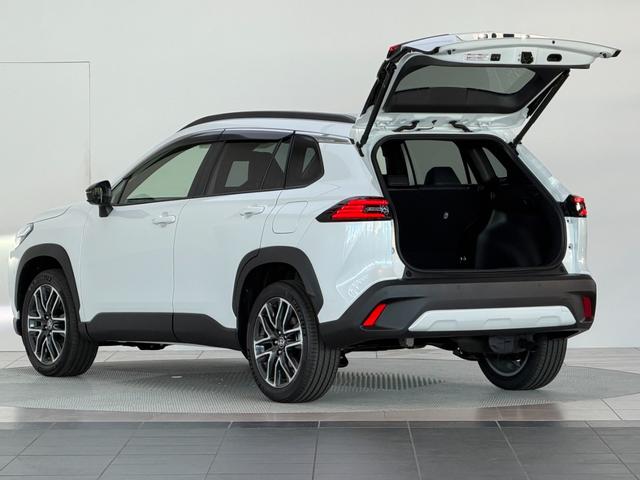 カローラクロス ハイブリッド　Ｚ　【パノラマルーフ＆置くだけ充電】　１０．５インチコネクトナビ　アダプティブハイビーム　パノラミックビューモニター　ブラインドスポットモニター　ステアリングヒーター　アクセサリーコンセント　純正１８ＡＷ（16枚目）