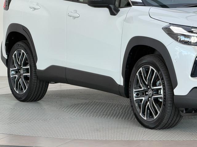 カローラクロス ハイブリッド　Ｚ　【パノラマルーフ＆置くだけ充電】　１０．５インチコネクトナビ　アダプティブハイビーム　パノラミックビューモニター　ブラインドスポットモニター　ステアリングヒーター　アクセサリーコンセント　純正１８ＡＷ（17枚目）