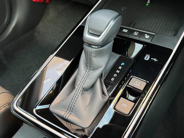 カローラクロス ハイブリッド　Ｚ　【パノラマルーフ＆置くだけ充電】　１０．５インチコネクトナビ　アダプティブハイビーム　パノラミックビューモニター　ブラインドスポットモニター　ステアリングヒーター　アクセサリーコンセント　純正１８ＡＷ（67枚目）