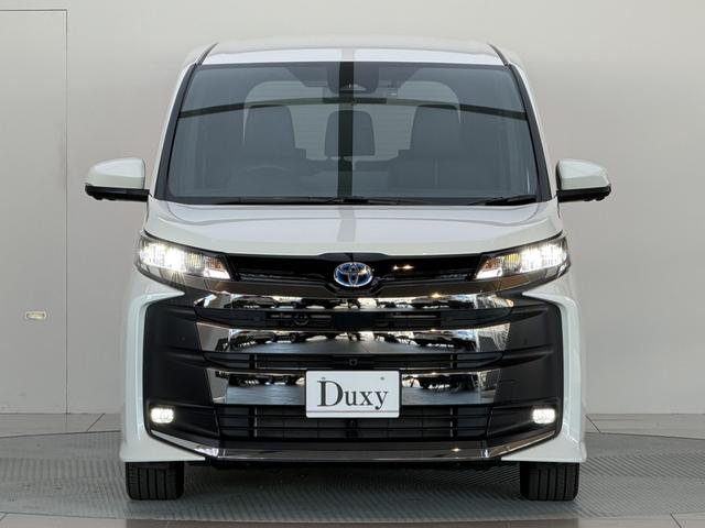 ノア 　【トヨタチームメイト付き】　１０．５型コネクトナビ　パノラミックビューモニター　ブラインドスポットモニター　快適利便パッケージＨｉ　ＣＤ／ＤＶＤデッキ　パワーバックドア　シートヒーター　純正１７チＡＷ（4枚目）